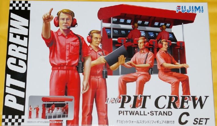Fujimi 1/20 Pit Crew (4) w/Pitwall Stand Kit